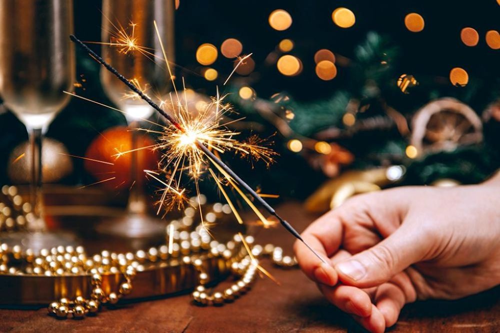 К запуску любой пиротехники, даже такой безобидной как бенгальские огни, необходимо подходить с осторожностью,