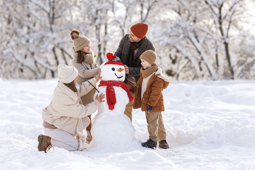 Семья лепит снеговика