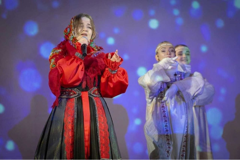 В Астраханском кремле в дни новогодних каникул будут звучать популярные песни, современные хиты и веселые попурри, которые зарядят позитивом и прекрасным настроением на весь год.