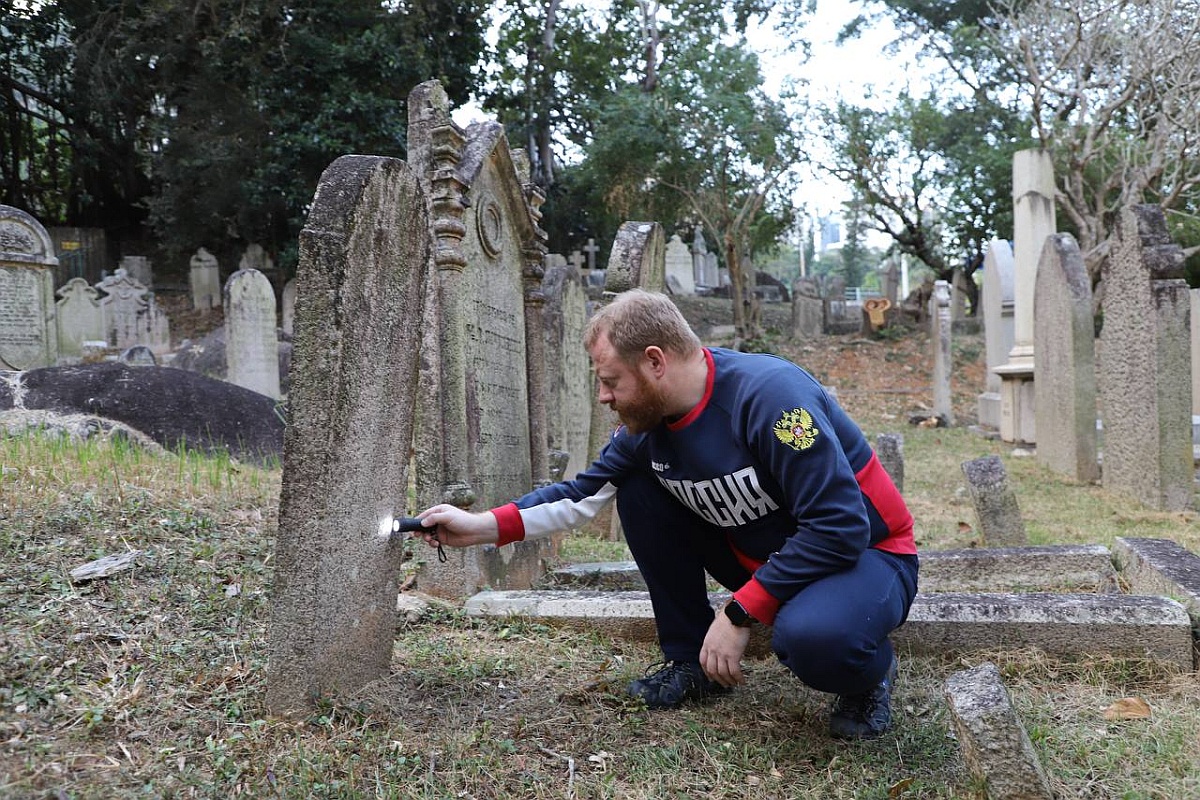 Надгробиям русских моряков нужна срочная реставрация. Надгробиям русских моряков нужна срочная реставрация.