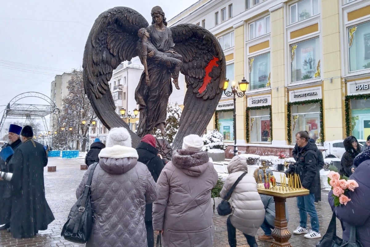 Мемориал в память о погибших после атаки ВСУ 30 декабря 2023 года.