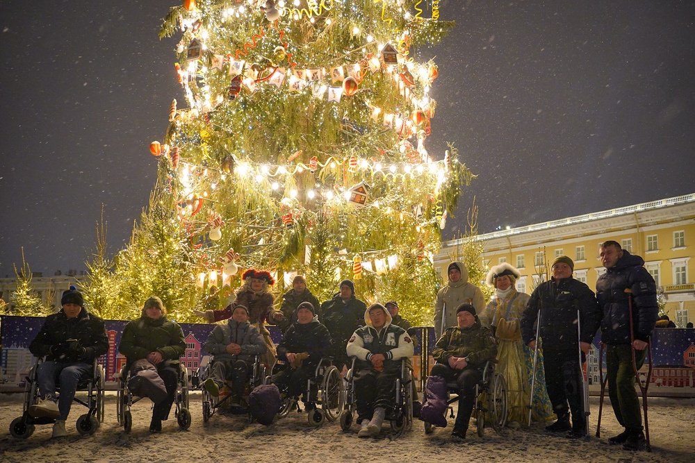 Для участников СВО, проходящих лечение в Петербурге, была проведена экскурсия по новогоднему городу. 
