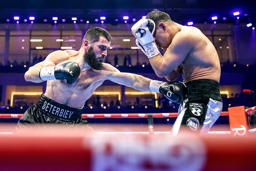  Артур Бетербиев и Дмитрий Бивол.