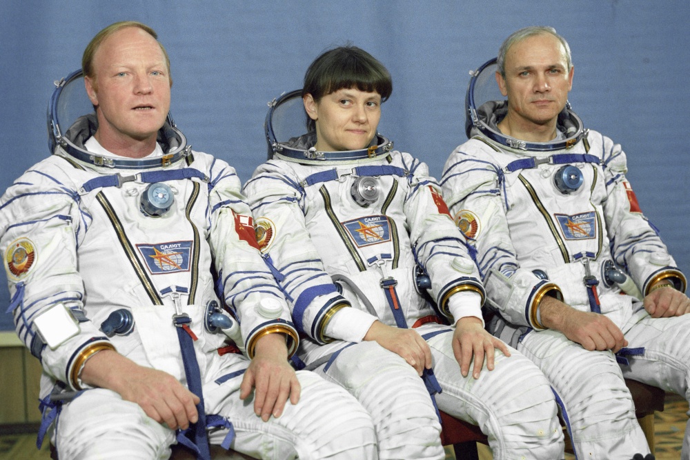 Экипаж космического корабля "Союз-Т12" - Игорь Волк (слева), Светлана Савицкая (в центре) и Владимир Джанибеков (справа) перед полетом.
