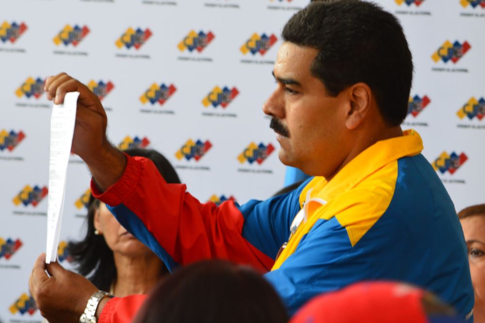 Николас Мадуро показывает удостоверение кандидата в президенты. Николас Мадуро показывает удостоверение кандидата в президенты.