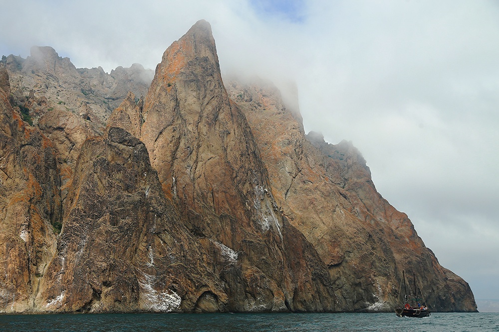 Вид с моря горы Кара-Даг. Где-то здесь по легенде обитает морское чудовище.