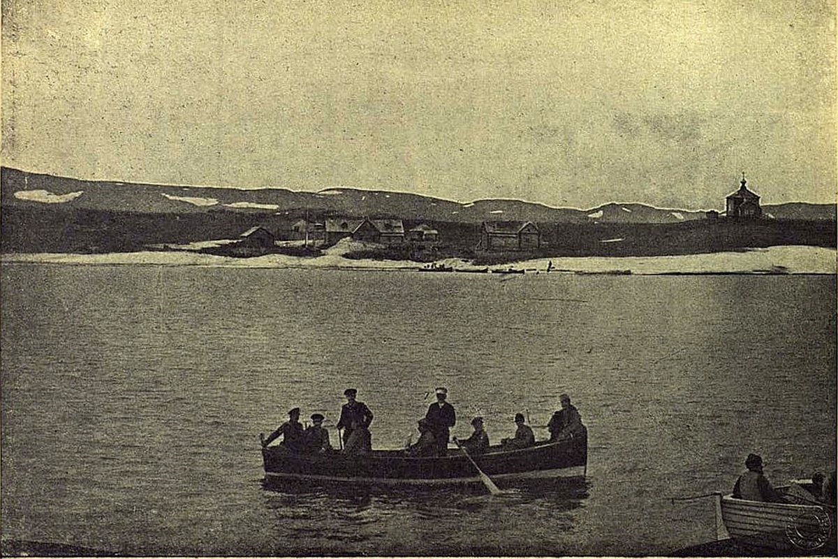 Становище "Кармакулы" (церковь справа на заднем плане), фото опубликовано в издании "Церковные Ведомости", №8 1914.