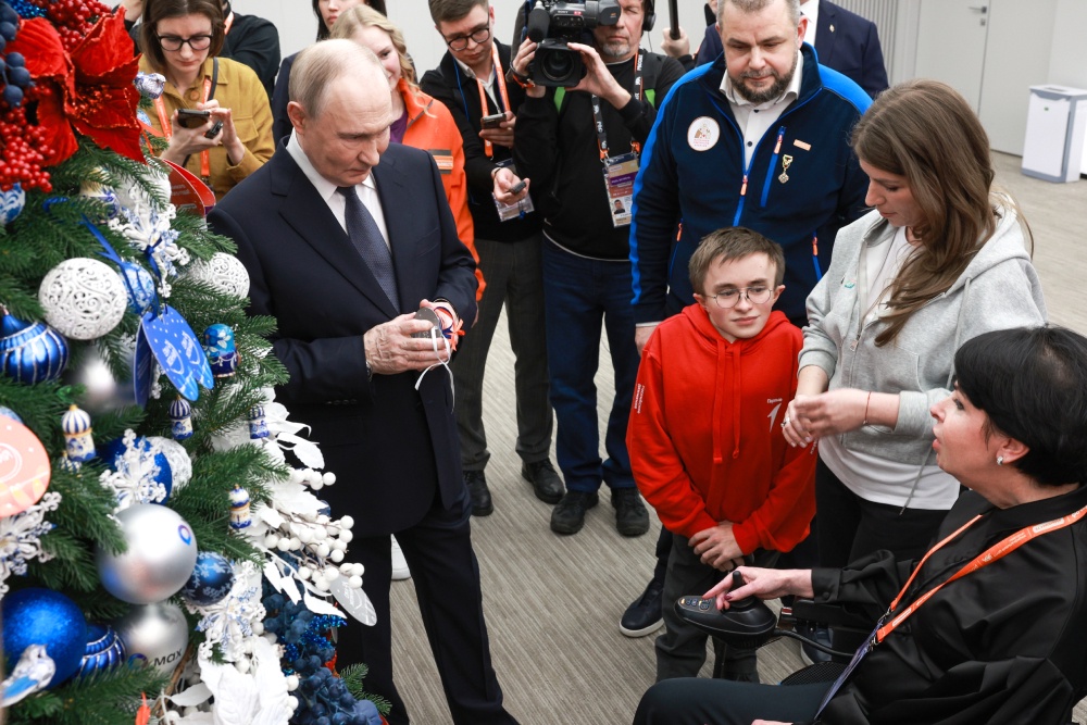 Президент РФ Владимир Путин принимает участие во всероссийской благотворительной акции "Елка желаний" в рамках Международного форума гражданского участия #МЫВМЕСТЕ.