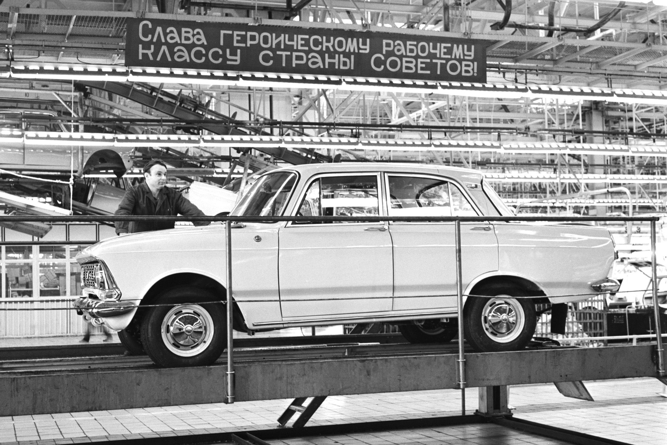 СССР. Москва. Январь 1973 г. Автомобиль Москвич-412 на главном конвейере Автомобильного завода имени Ленинского комсомола.