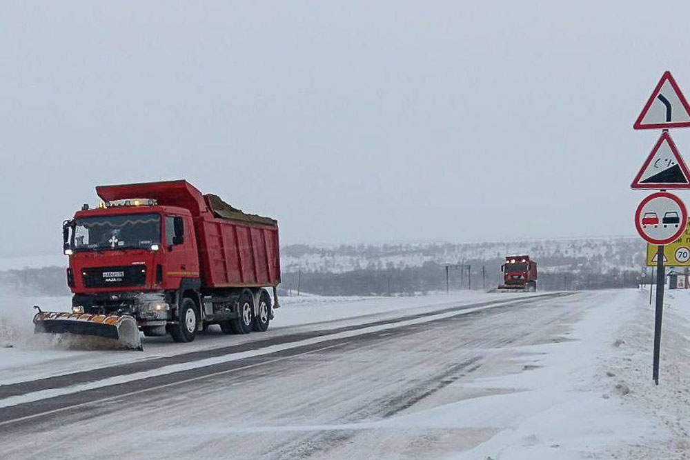 Работа по расчистке автотрасс от снега ведется круглосуточно.