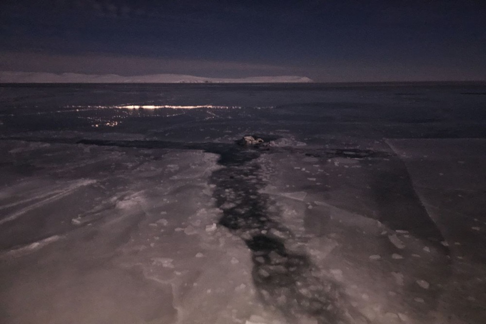 На Чукотке погиб ребенок, провалившись под лед на снегоходе