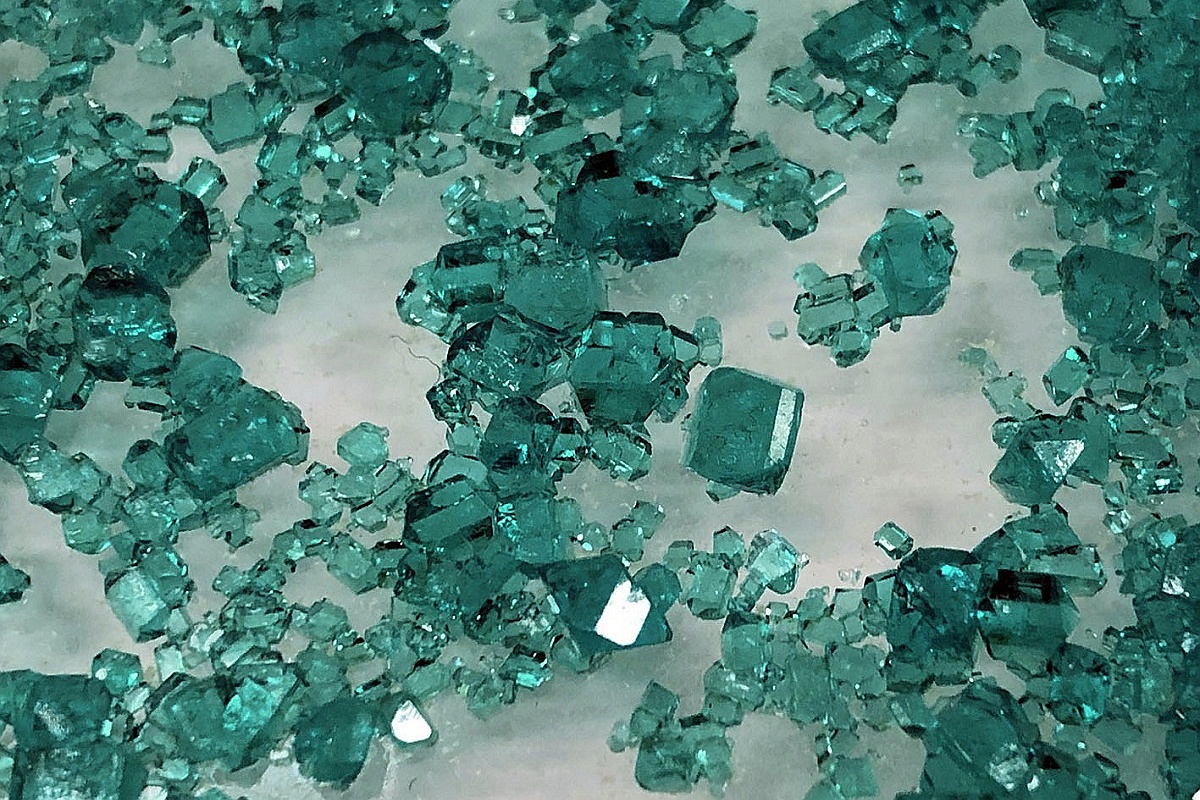 Кристаллы синтетического буссенготита - аналога минерала, найденного в метеорите Orgueil.  