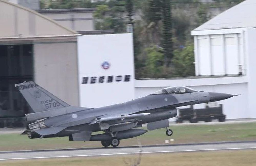 Тайваньский F-16 перед катастрофой. Тайваньский F-16 перед катастрофой.