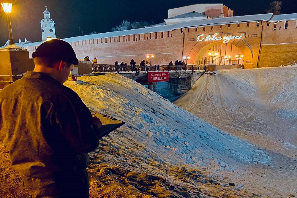 Хотя Кремлевский вал в Великом Новгороде остается популярным местом для развлечений на тюбинге, кататься здесь давно запрещено. 
