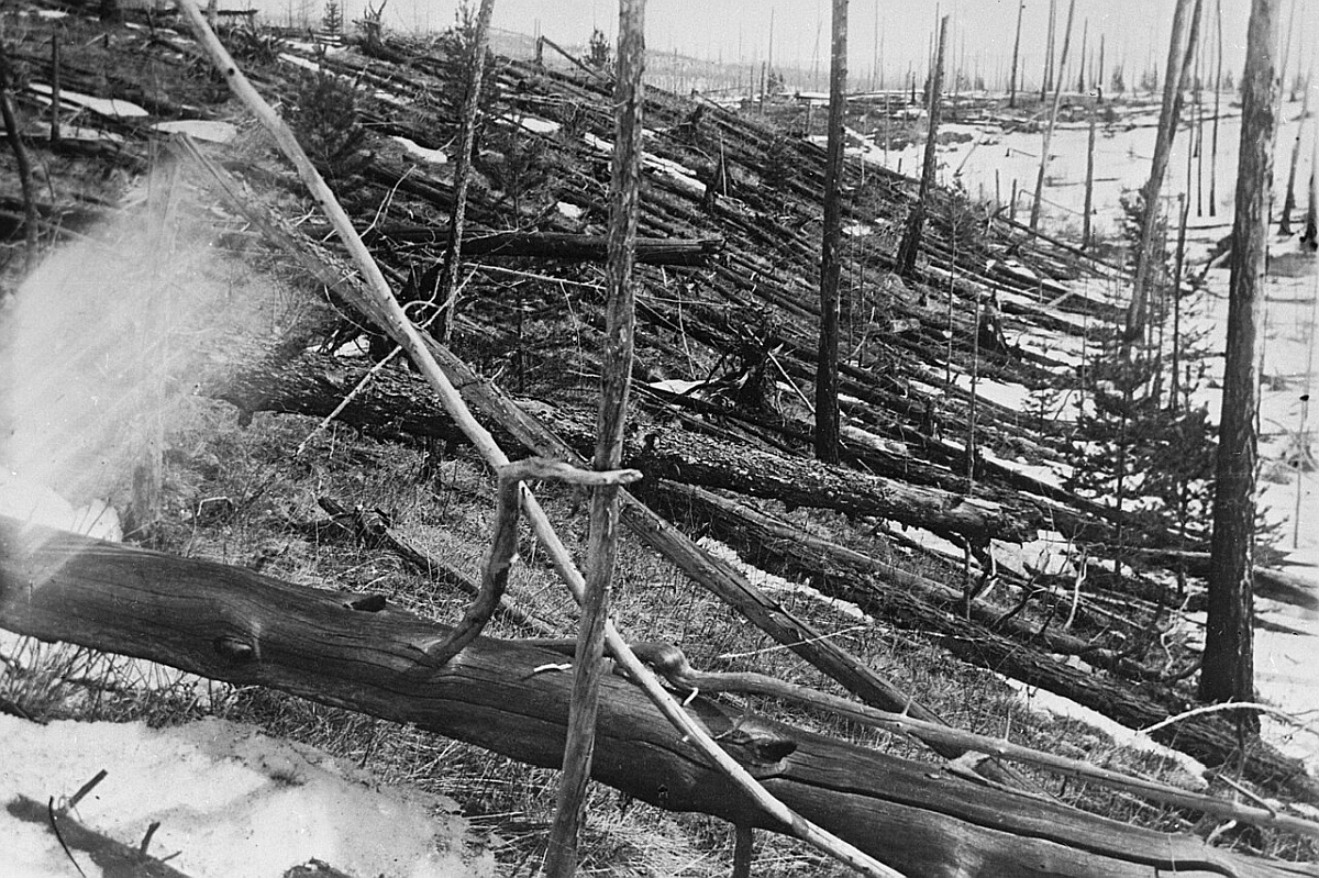 Ореольный бурелом вокруг места взрыва Тунгусского феномена. Фотография из журнала "Вокруг света", 1931 год. Оригинальное фото сделано в мае 1929 года.