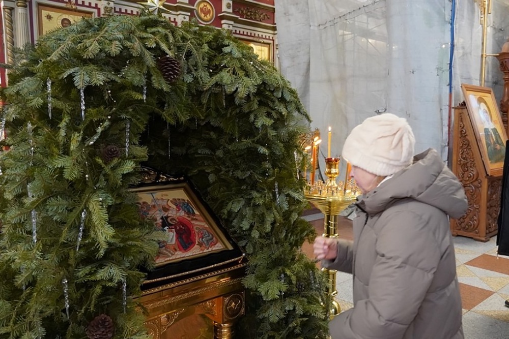 В Рождественский сочельник храмы по-праздничному украшены еловыми ветвями