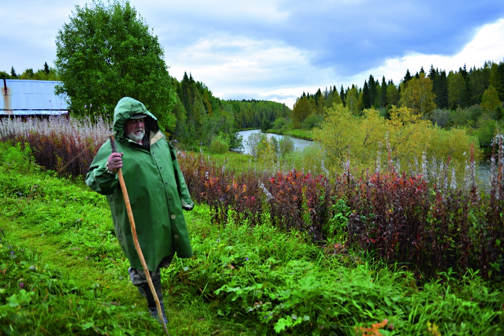 За спиною - дом, впереди - тайга. Сергей Валентинович Смирнов на привычной тропе.