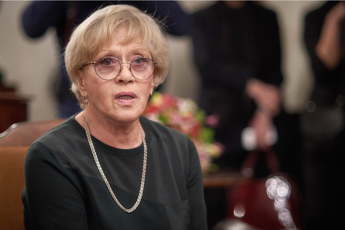 Алиса Фрейндлих любит живую елку и до сих пор вспоминает о красном шарике, подаренном в детстве.