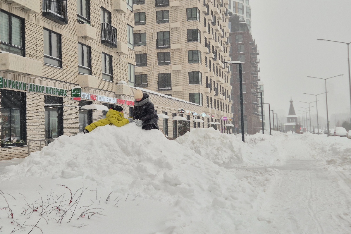 Снежные горы на улицах Москвы.