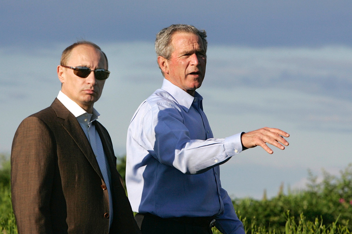 Позиции  по Ираку у лидеров России и США были различны. На фото: Президенты России Владимир Путин и США Джордж Буш во время прогулки по поместью Бушей "Уокерс Пойнт" под Кеннебанкпортом в штате Мэн.