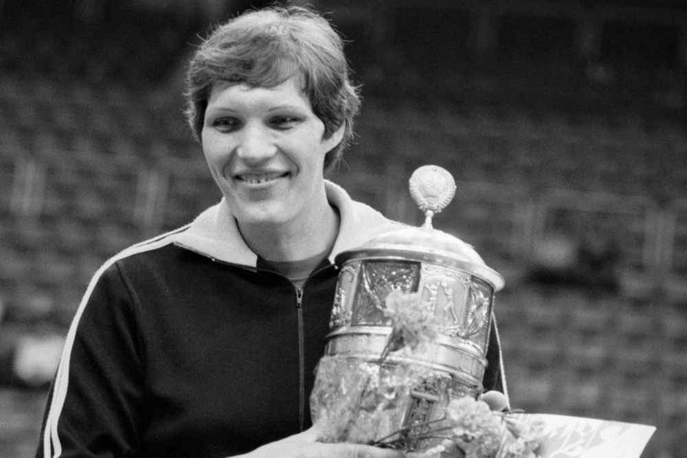 Баскетболистка Ульяна Семенова с кубком, 1983 год