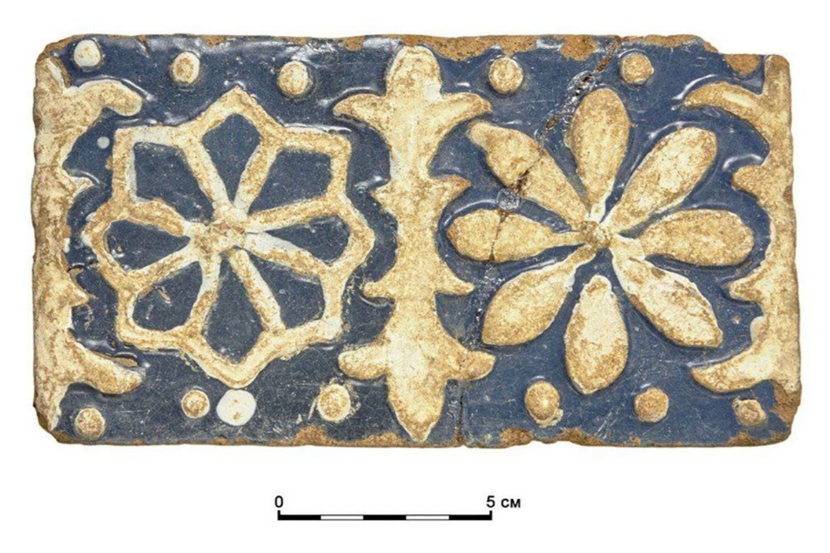 Изразец со снежинками из Замоскворечья. Изразец со снежинками из Замоскворечья.