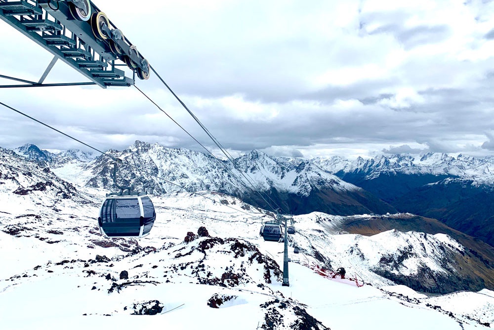 Новая гондольная канатная дорога уже построена и проходит профилактические испытания. Она проложена по склону, ведущему в сторону Большого Кавказского хребта. 