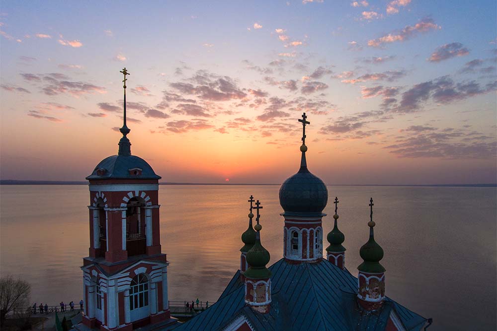 Один из городов Золотого кольца - Переславль-Залесский, в котором туристов привлекает храм Сорока Мучеников на Плещеевом озере.