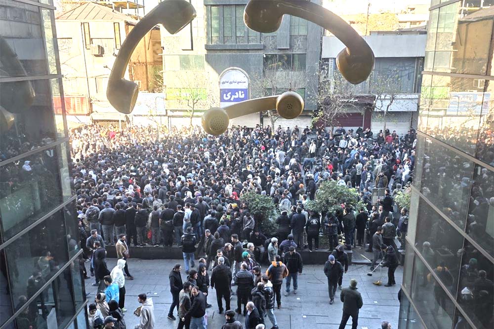 В воскресенье в Иране продолжались протесты, вызванные резким падением курса местной валюты - риала.