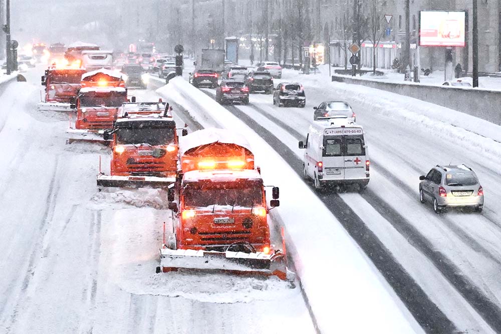 Уборкой снега в Москве занимались около 130 тысяч человек и более 15 тысяч единиц техники.