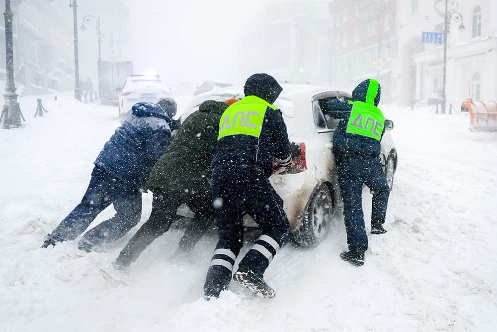 Непогода парализовала транспорт.
