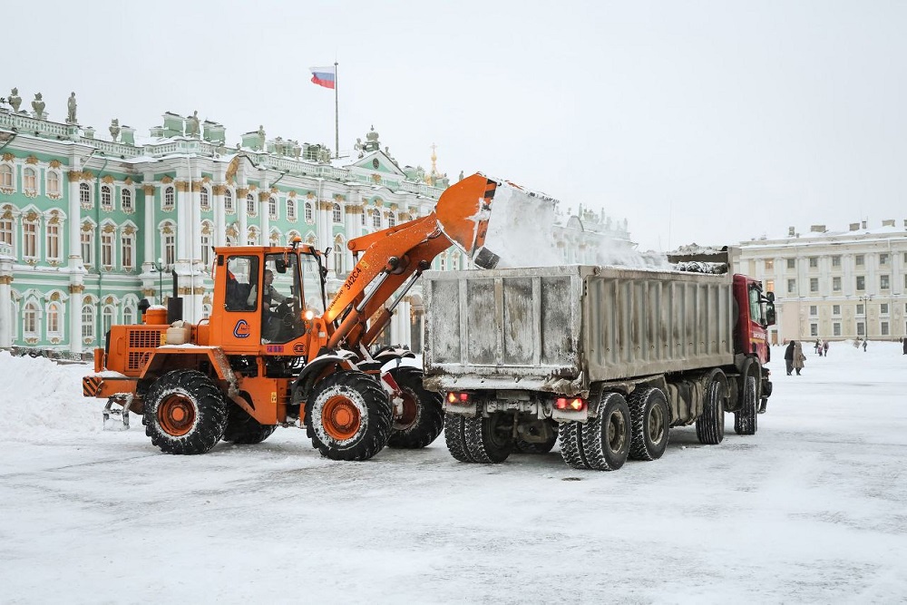 Уборка снега на Дворцовой площади.