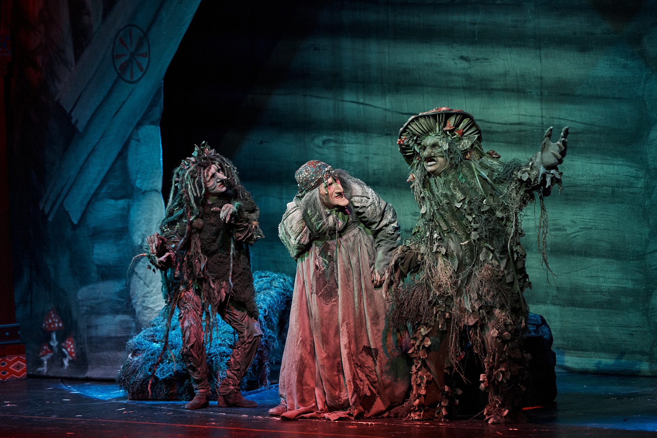 "Аленький цветочек" ни разу не переносили в современность. И в свои 75 лет спектакль продолжает удивлять.