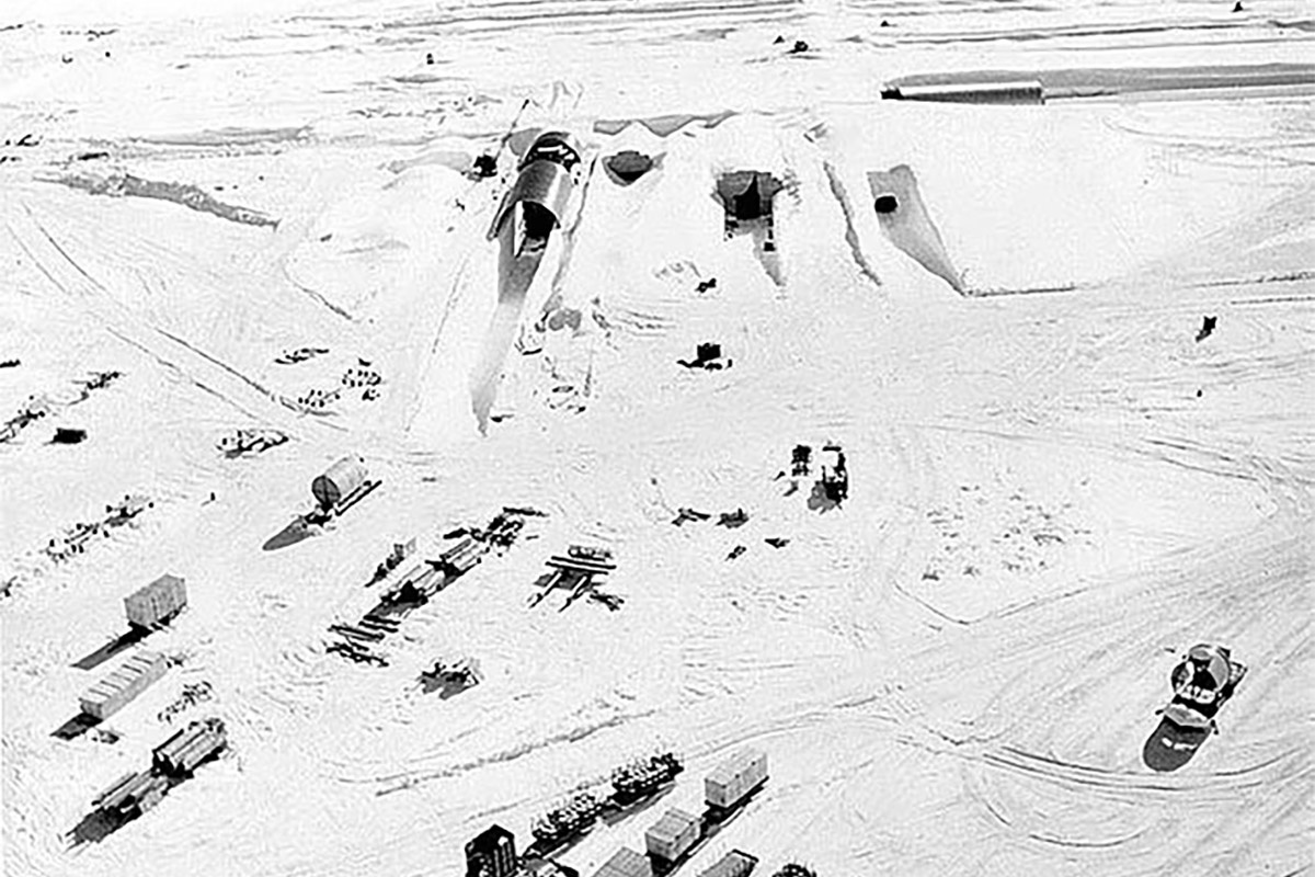 Военная база Camp Century в Гренландии. Когда-то это был целый подземный город, который работал от небольшого ядерного реактора.