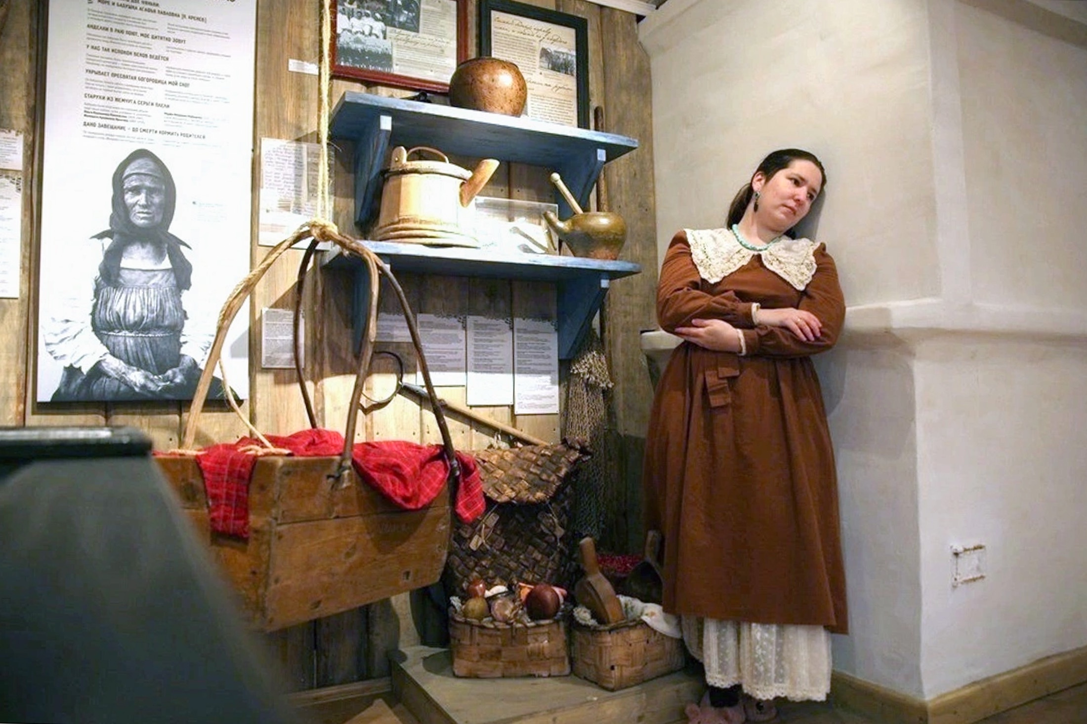 После экспедиции по деревням Латинской Америки Евфросиния теперь учит детей в Лопшеньге - деревне-музее. 