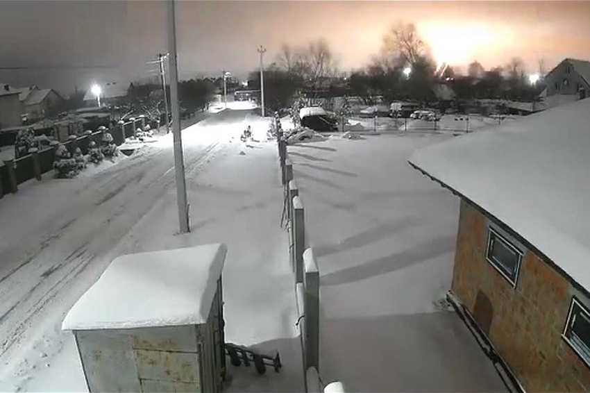 По словам очевидцев, все небо озарило ярким светом и из-за туч к земле устремились 6 огненных "молний".