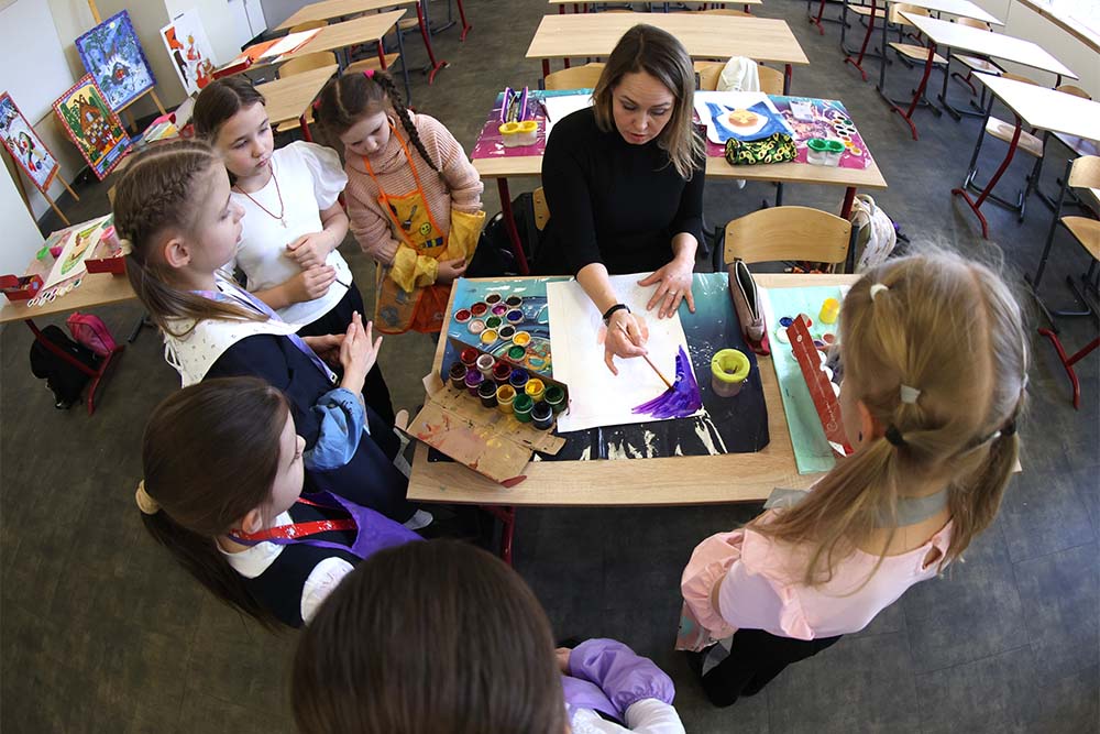 Оценки за поведение, новые учебники - важные истории для педагогов. Но не менее важно общение с коллегами и учениками.