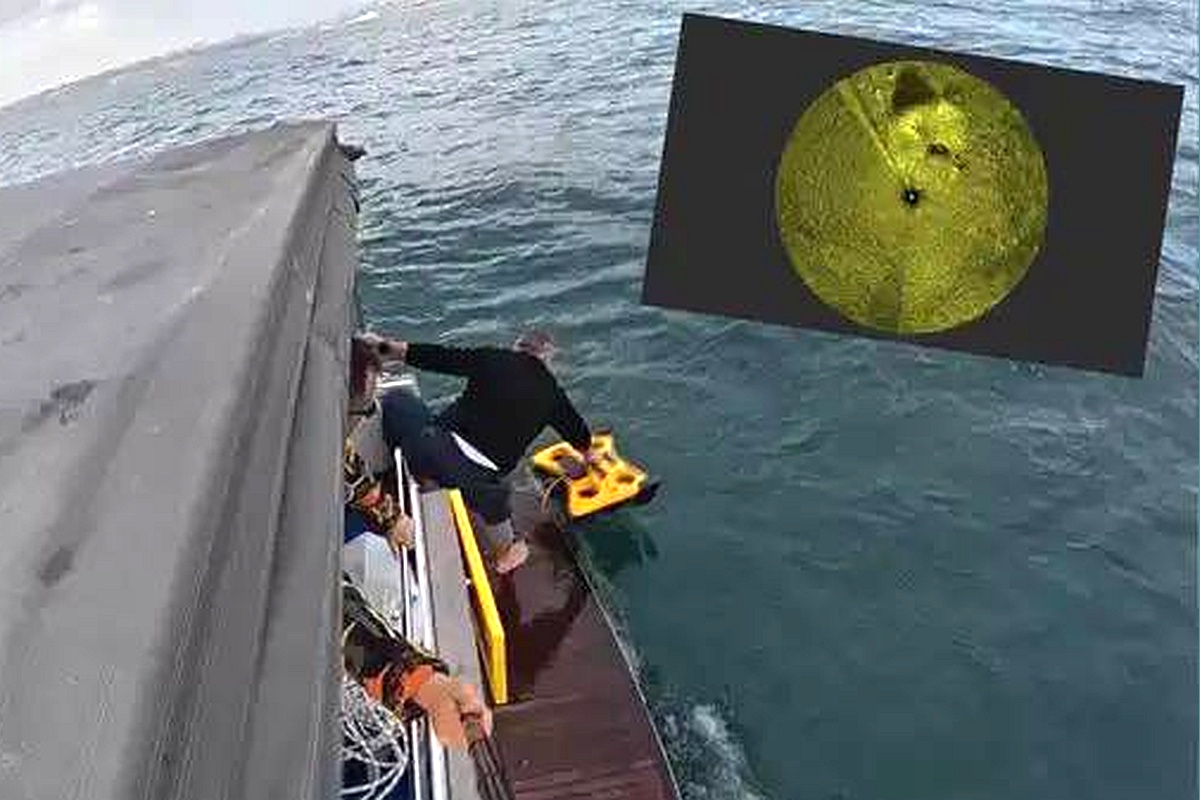 Исследователь Недим Куру спускает под воду камеру, которая помогла обнаружить кабину самолета.