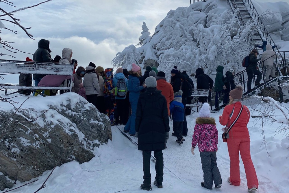 Чтобы подняться на смотровые площадки, туристам приходилось стоять в очереди.