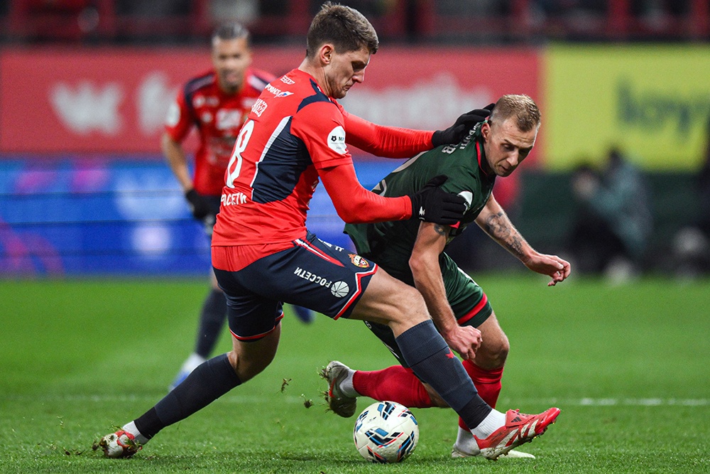 Всего пару месяцев назад Баринов (справа) играл против ЦСКА, а сейчас подписал контракт с армейцами.