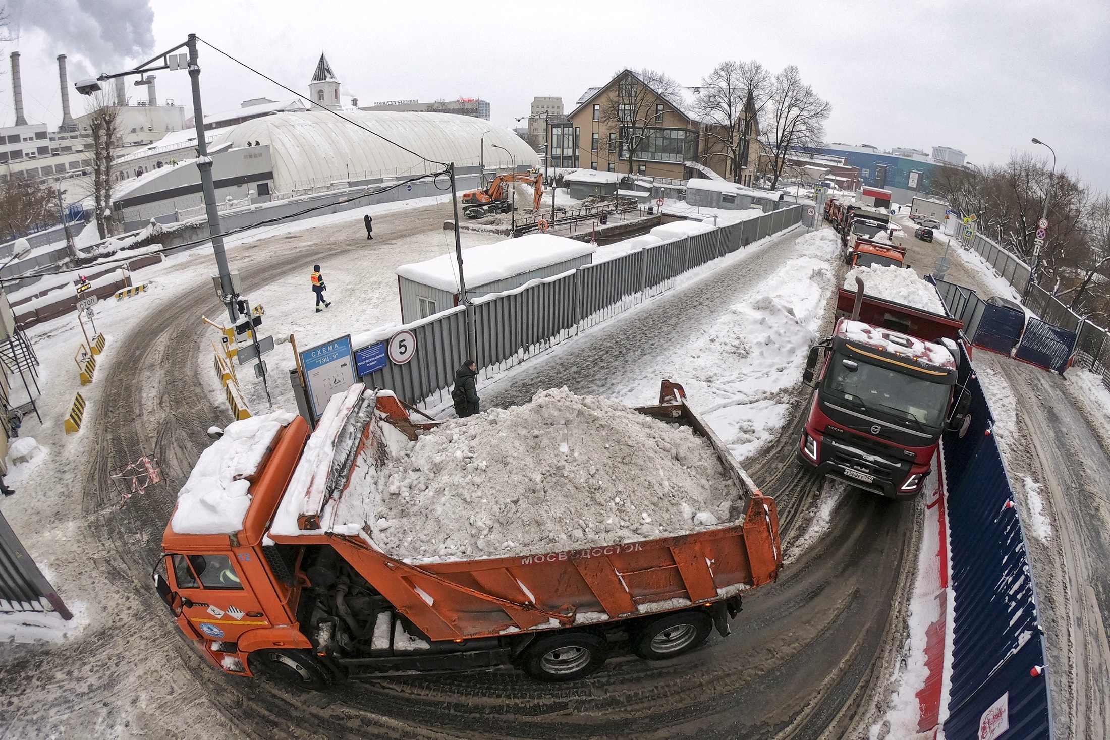Сугробы, которыми "Фрэнсис" завалил столицу, на снегоплавильных пунктах уже пятый день превращают в воду.