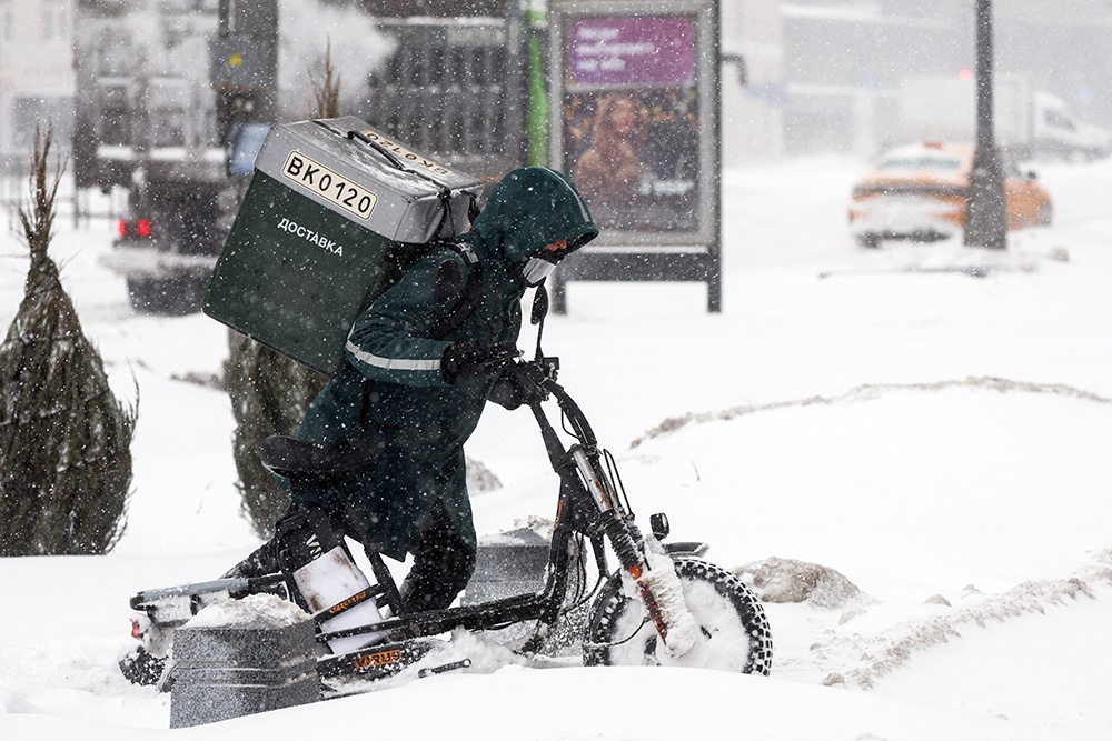 В столице объявили о найме еще 6,5 тысячи курьеров. Размер зарплаты - от 130 тыс. рублей.