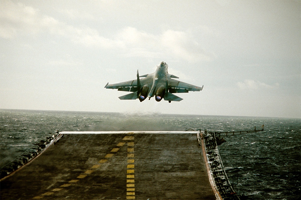 Основное ударное оружие тяжелого авианесущего крейсера "Адмирал Флота Советского Союза Кузнецов" - это истребители-бомбардировщики Су-27К с боевым радиусом около 1100 км.