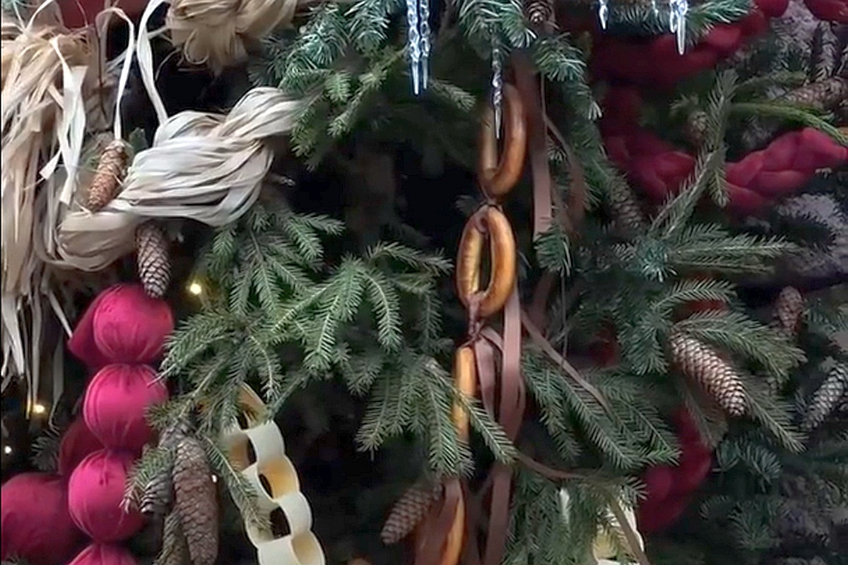 Гирлянду из баранок посчитали неуместной в городе, пережившем блокаду.