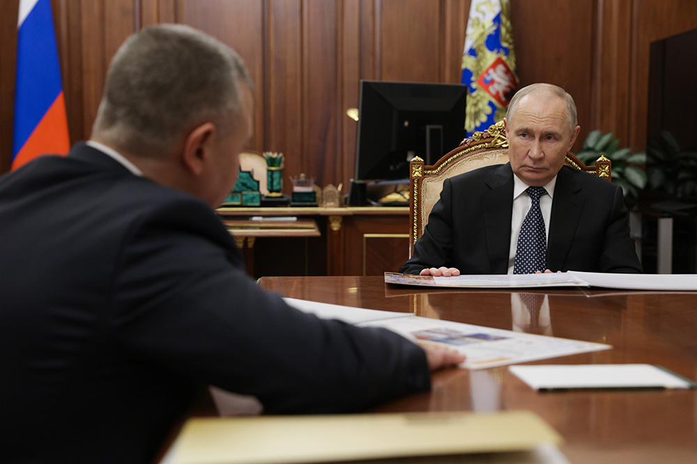 Президент расспросил губернатора о состоянии поликлиник и больниц Ярославской области.