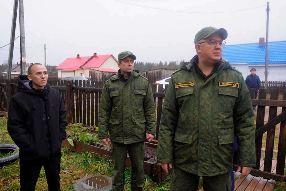 В 2025 году Денис Головкин осмотрел выделенное детям-сиротам жилье, не отвечавшее требованиям безопасности. Расследование дела руководитель управления взял под личный контроль.