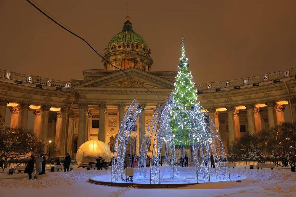 В Санкт-Петербурге запустили фонтаны-световые инсталляции. 