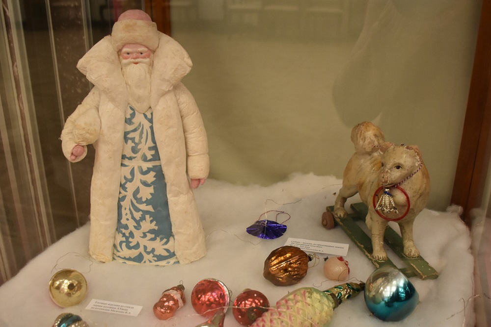 В дворцовом комплексе в Рамони подобрали ряд редких игрушек ручной работы начала ХХ века.