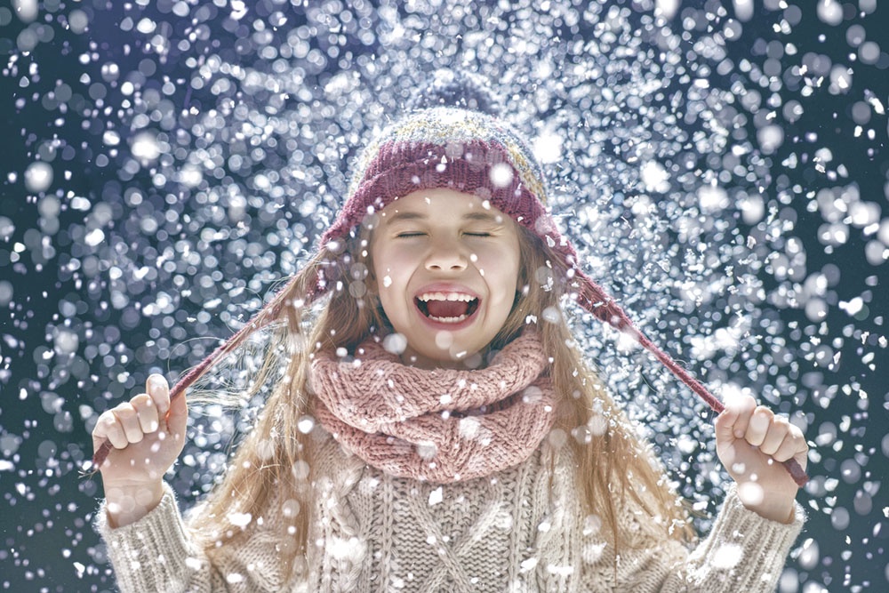 Девочка радуется снегу