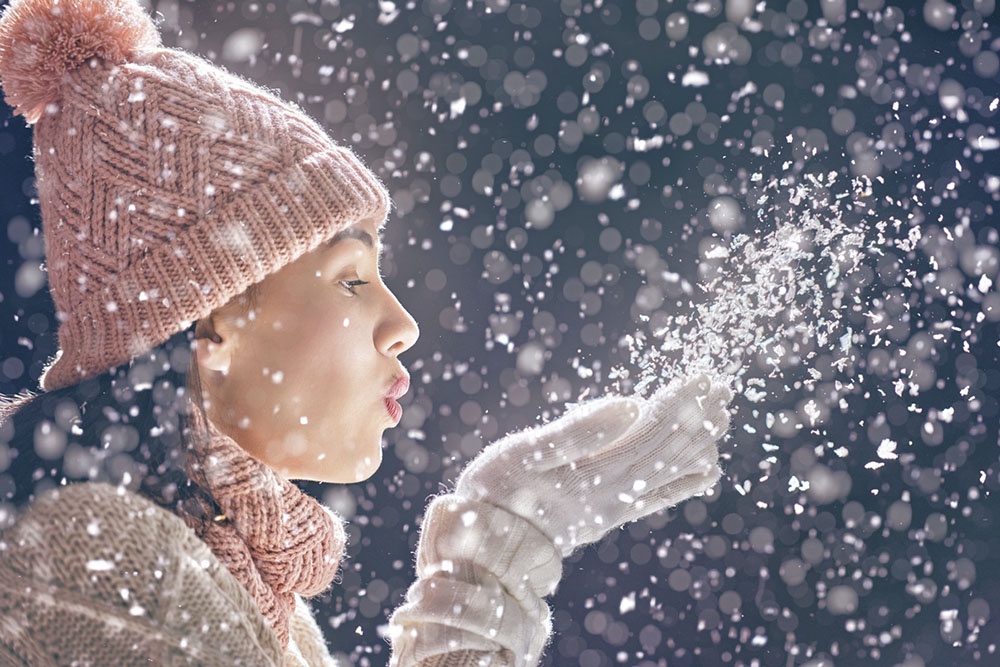 Девушка ловит снежинки
